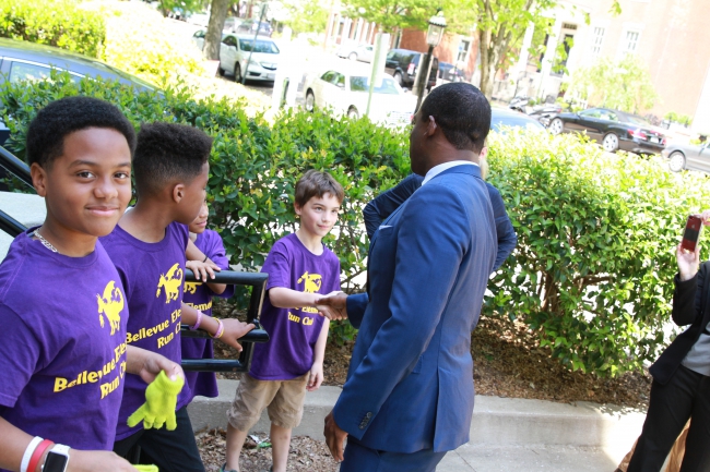 Mayor Stoney shakes the hand of a young Richmonder. 